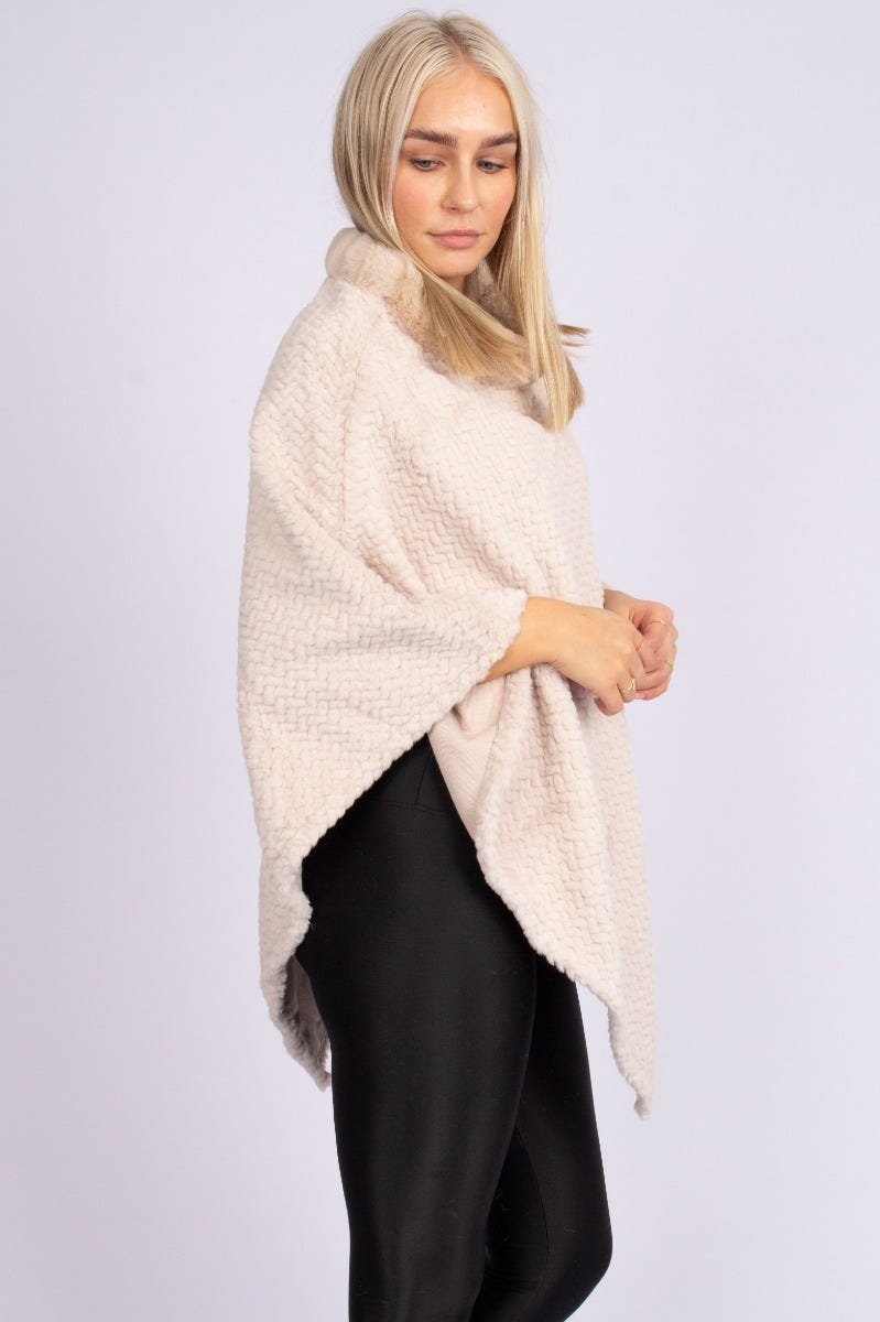 Fuskpäls poncho m. krage, Beige