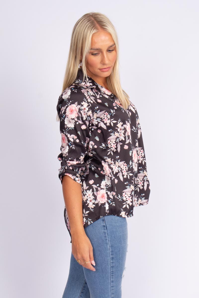 Blus m. krage i blomsterprint, Svart