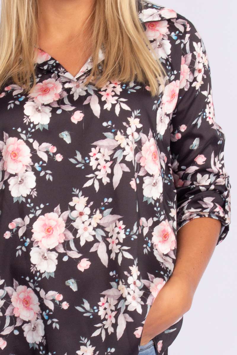 Blus m. krage i blomsterprint, Svart