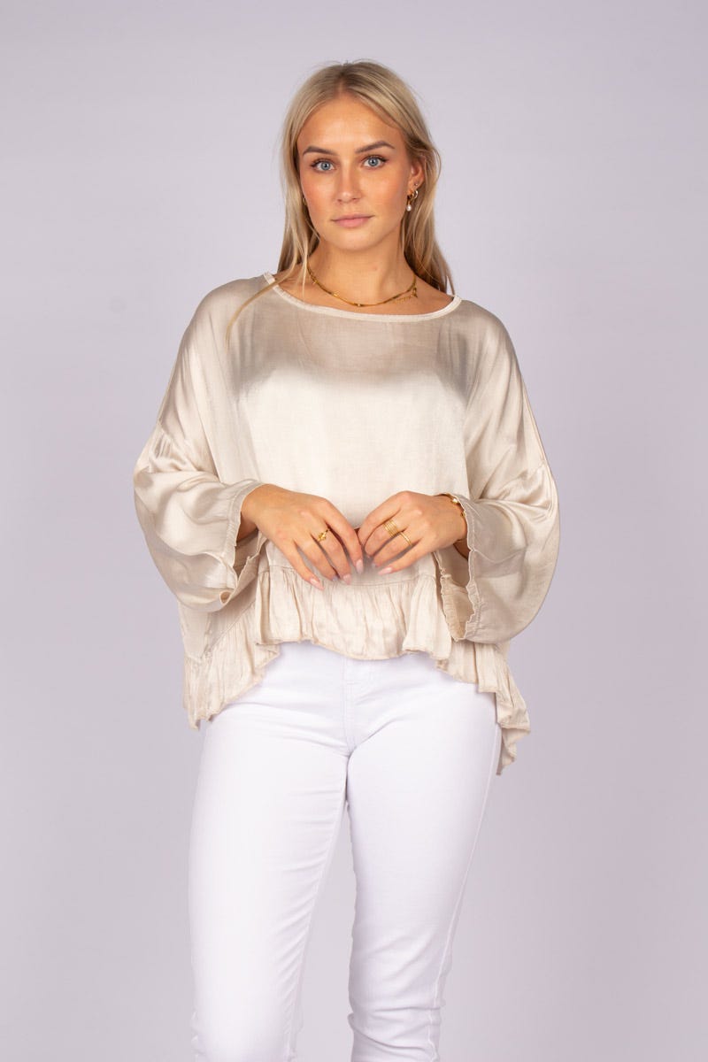 Batwingblus m. volang, Beige