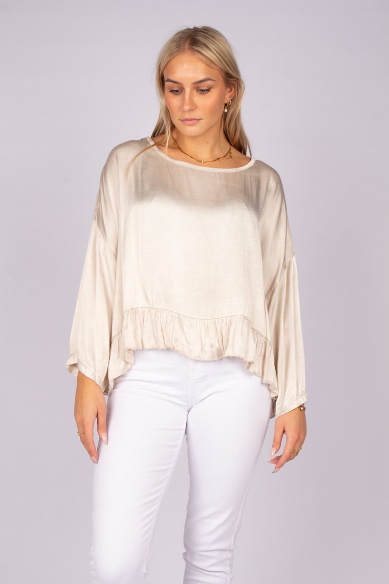 Batwingblus m. volang, Beige