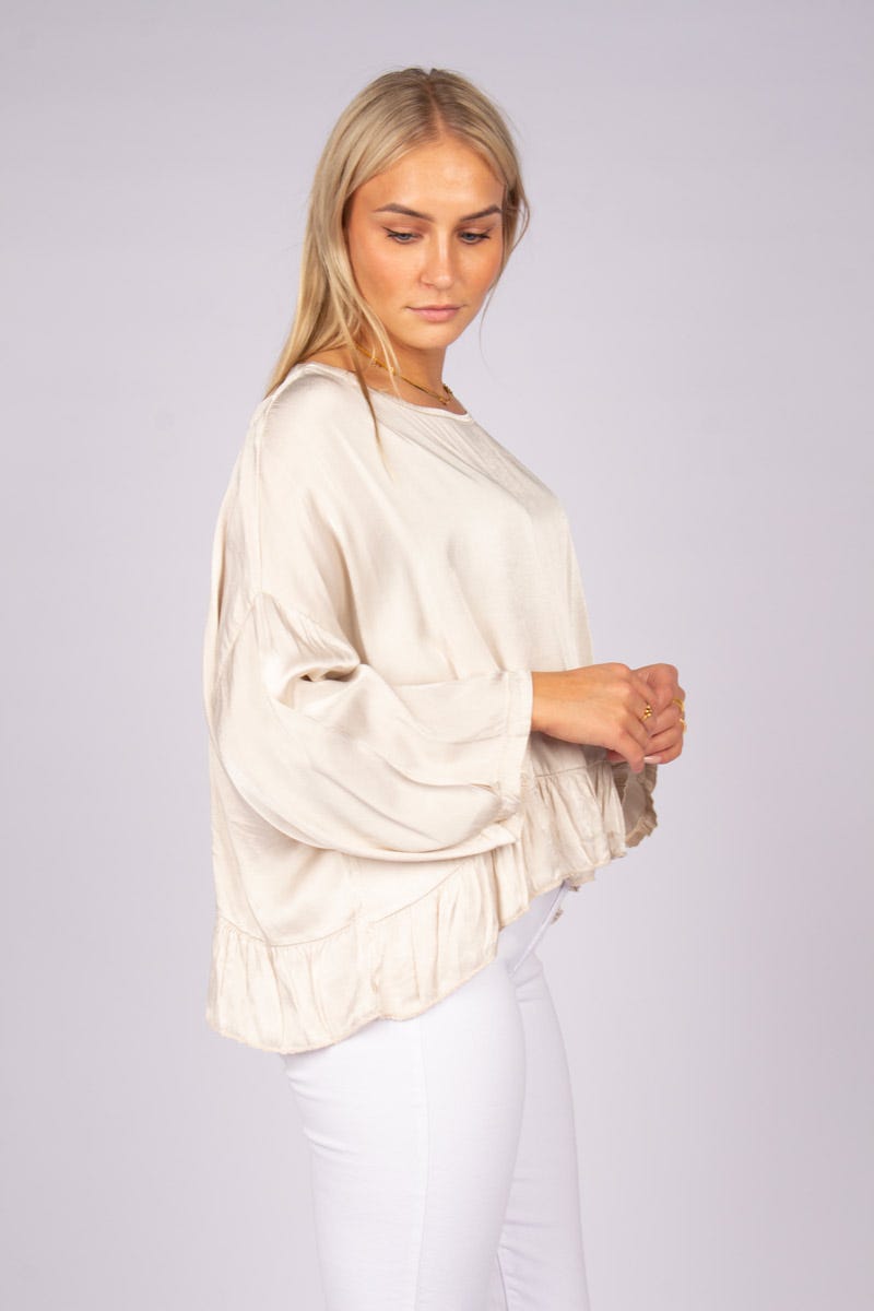 Batwingblus m. volang, Beige