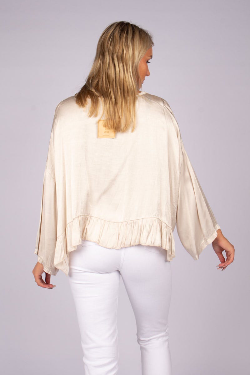 Batwingblus m. volang, Beige