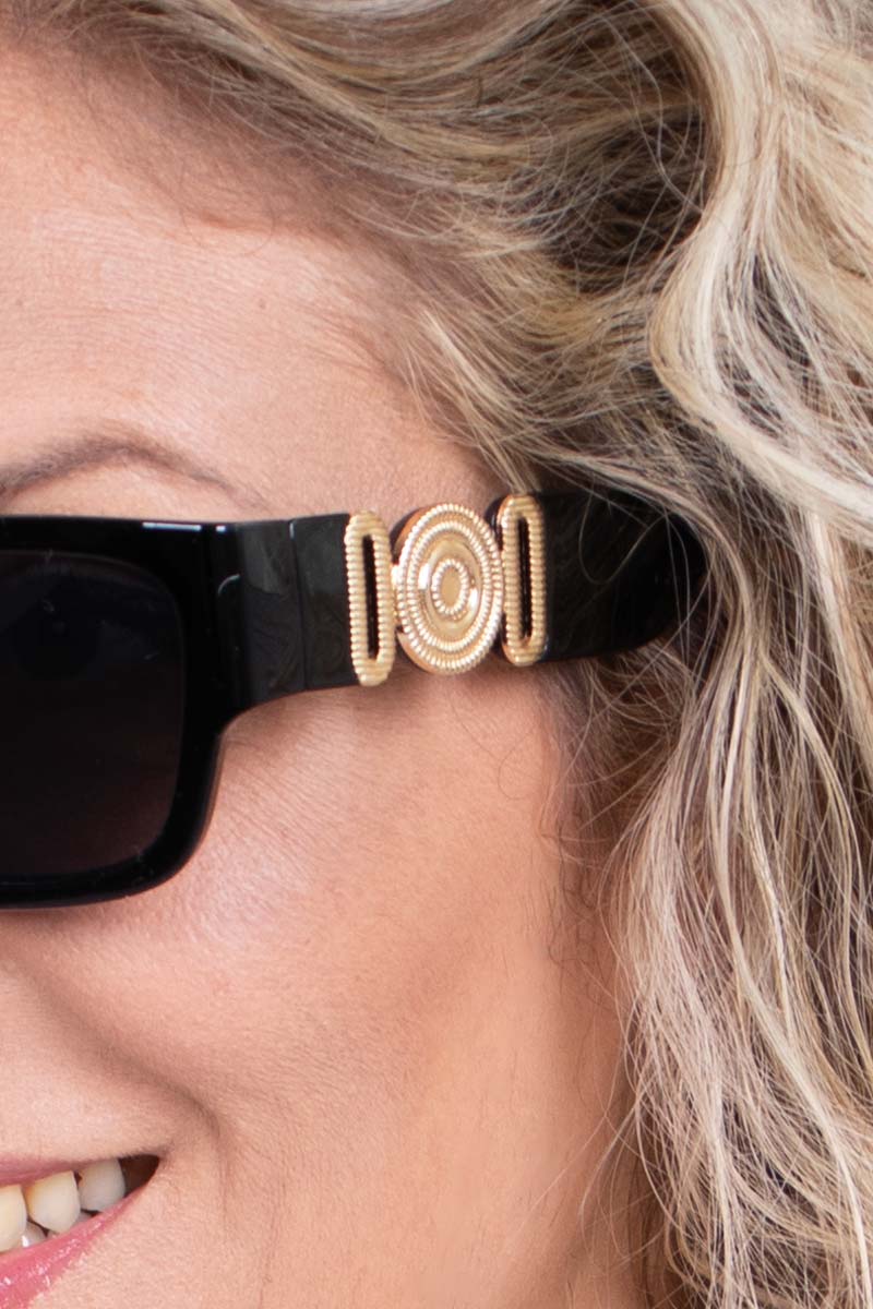 Solbrille m. bredt sten og guld detalje Sort