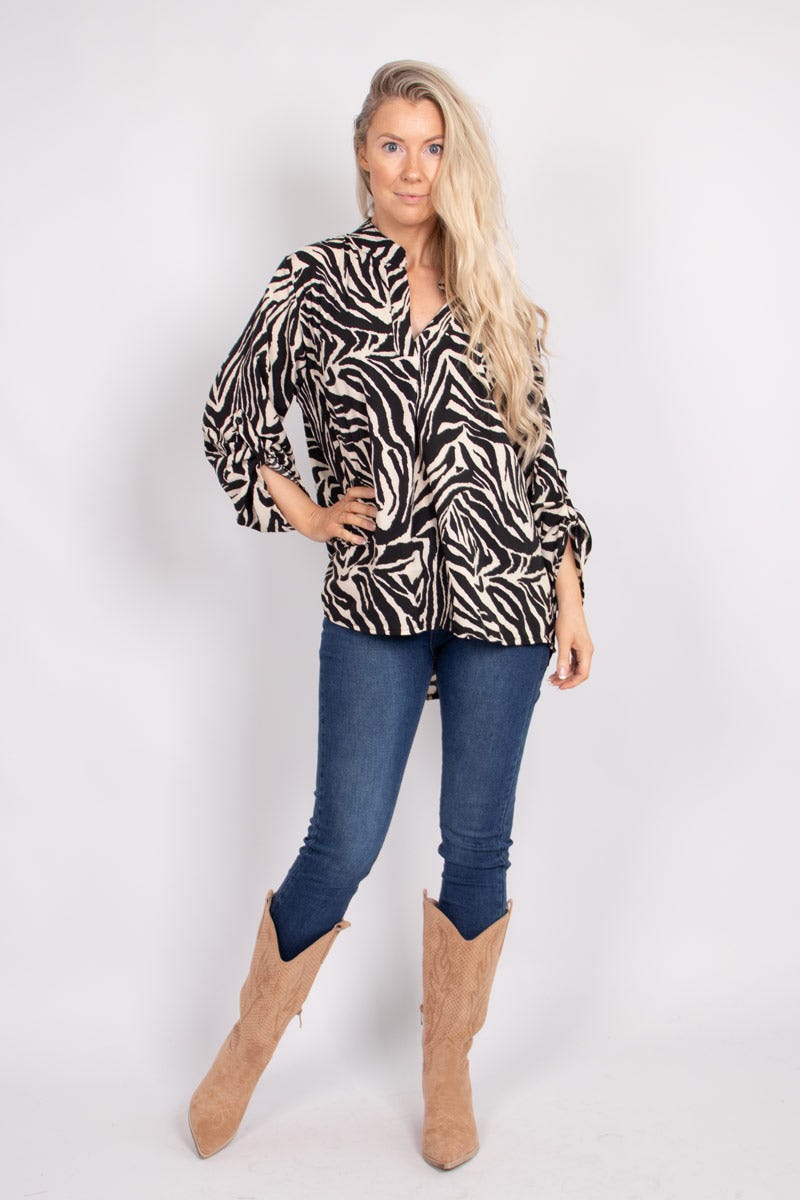 Adeline blus m. zebraprint, Svart