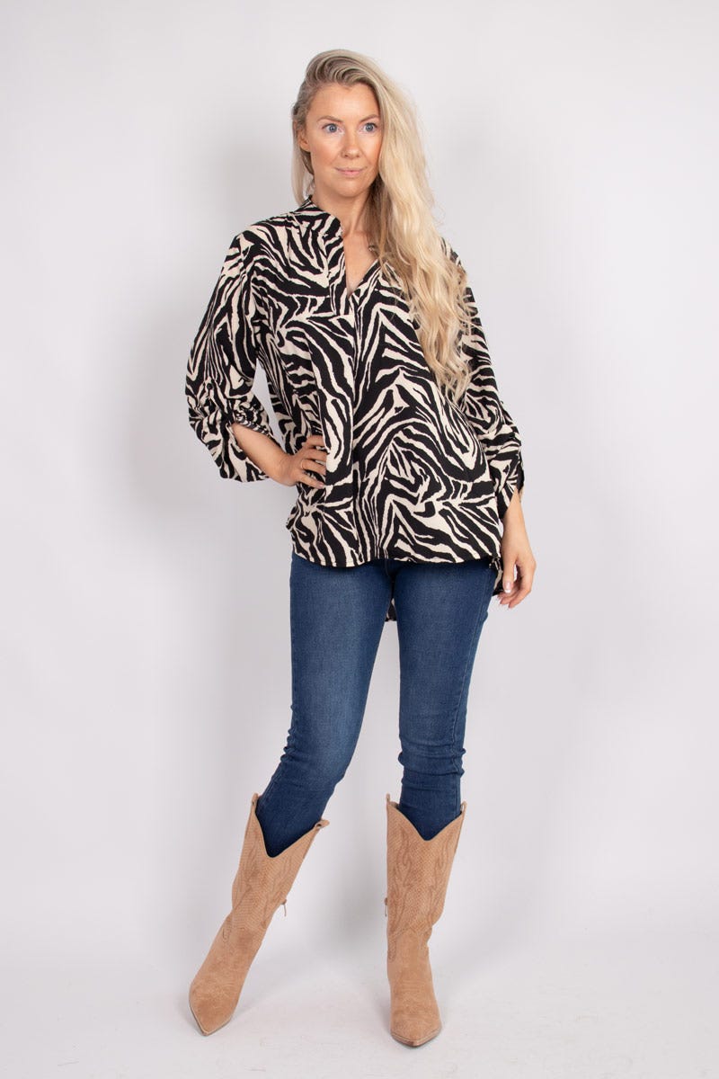 Adeline blus m. zebraprint, Svart