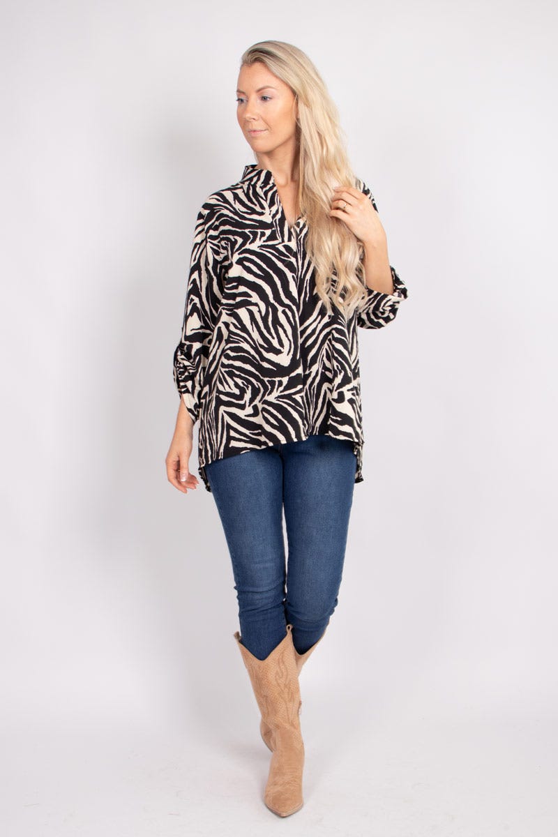 Adeline blus m. zebraprint, Svart