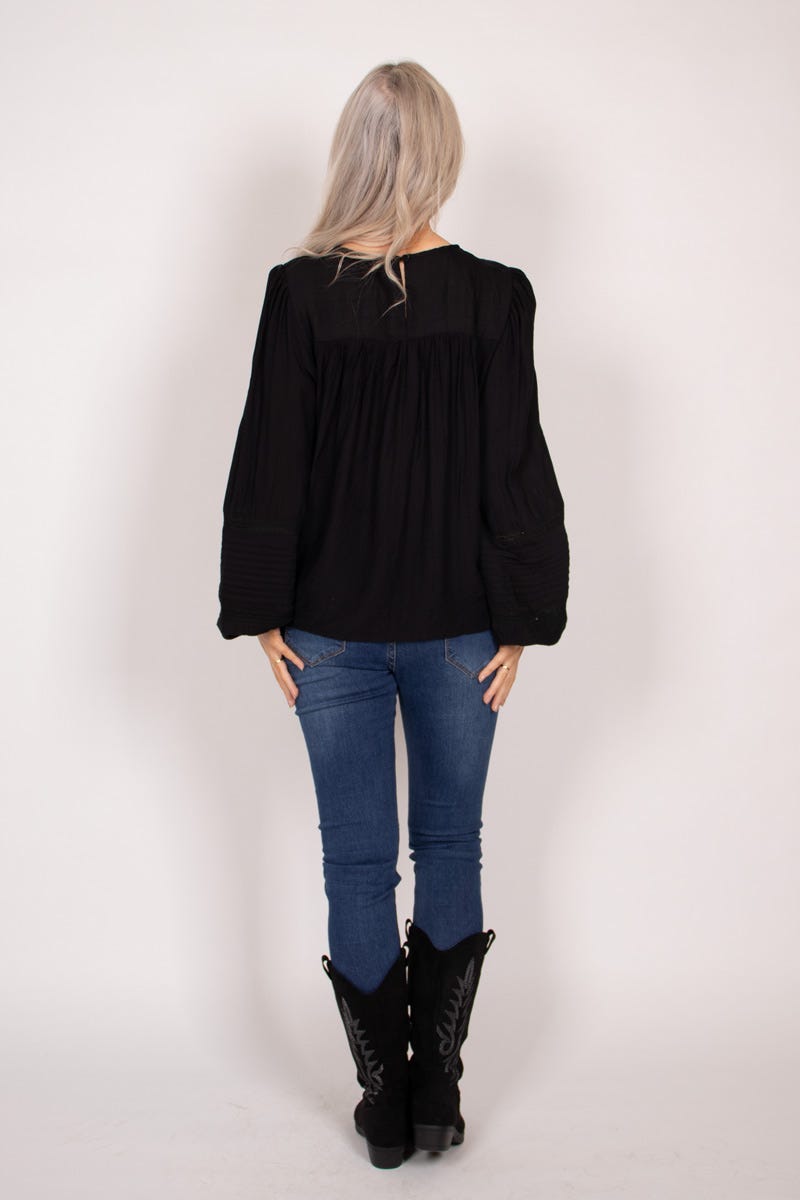 Bluse m. blondedetaljer Sort