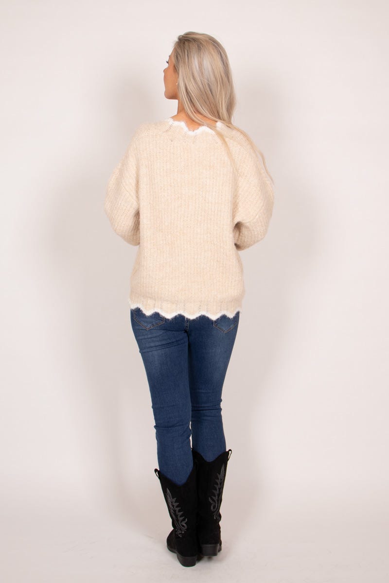 Stickad cardigan m. vita blommor, Beige