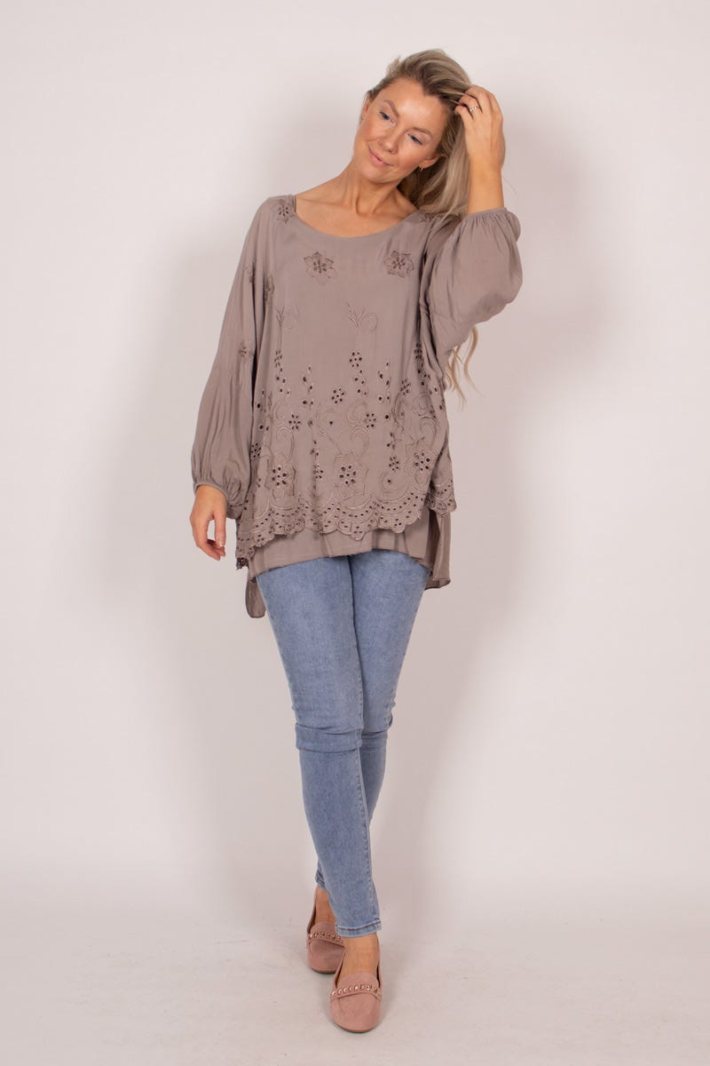 Blus m. broderi anglaise, Taupe 