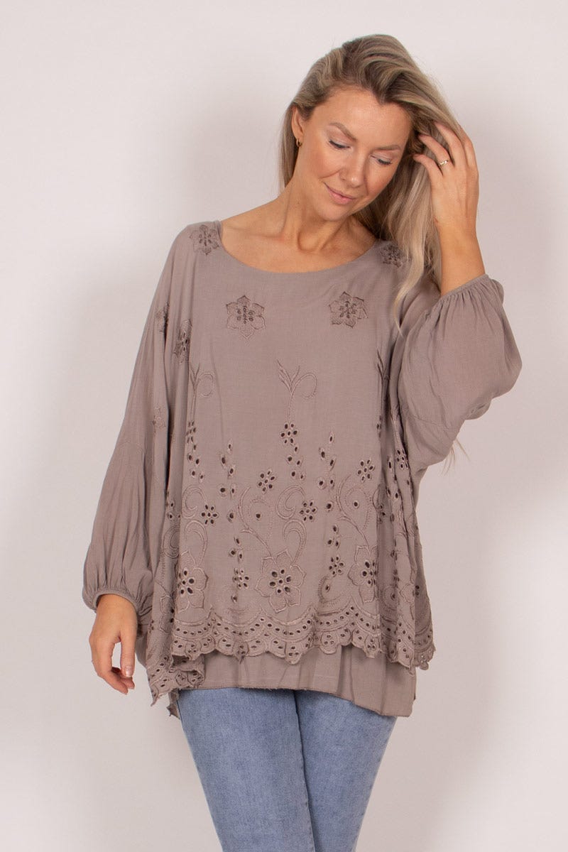 Blus m. broderi anglaise, Taupe 