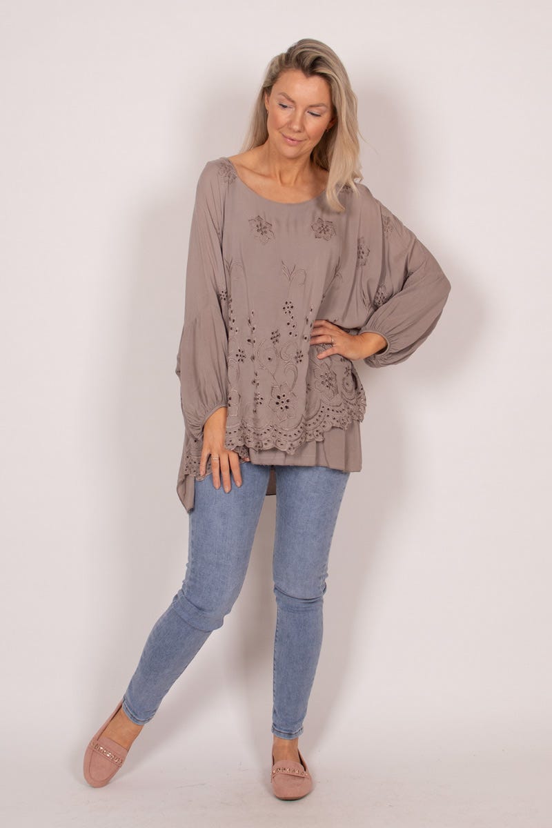 Blus m. broderi anglaise, Taupe 