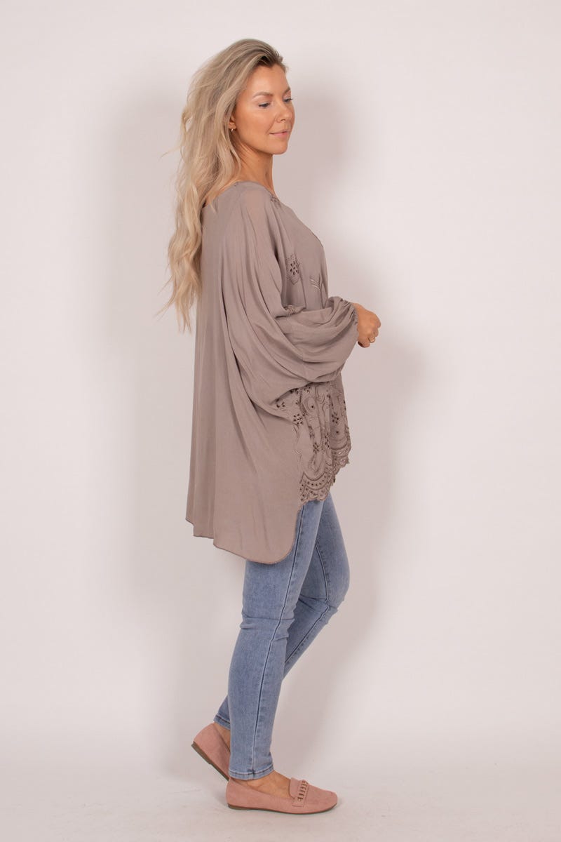 Blus m. broderi anglaise, Taupe 