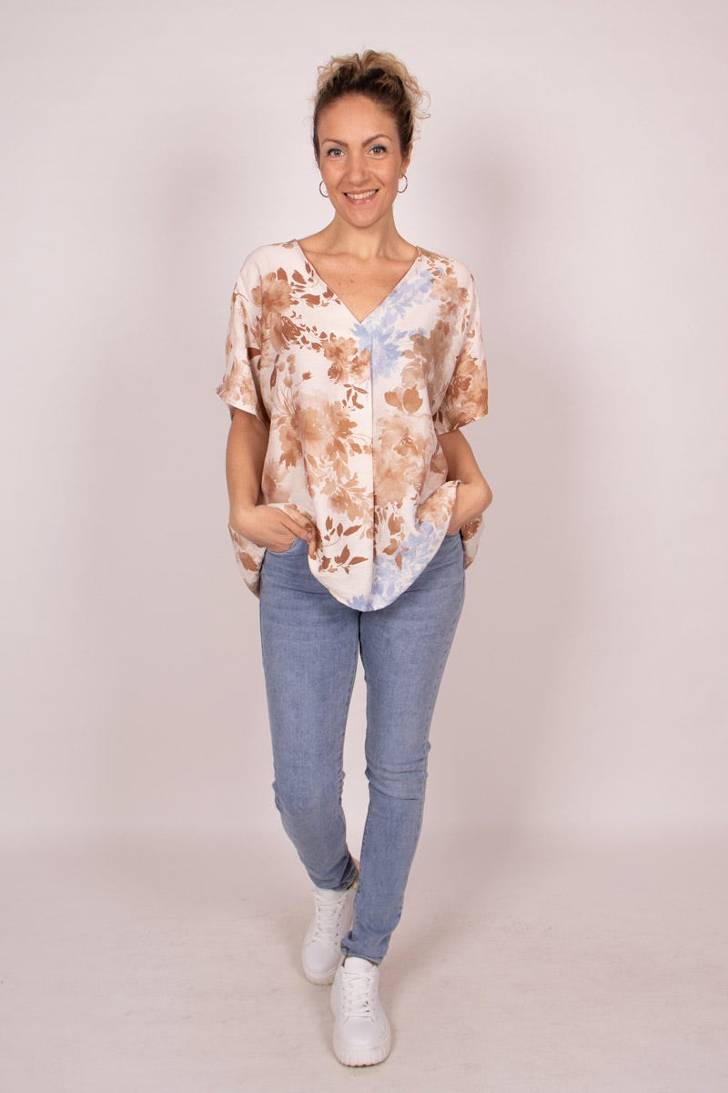 Blus m. v-ringning och blommor, Beige