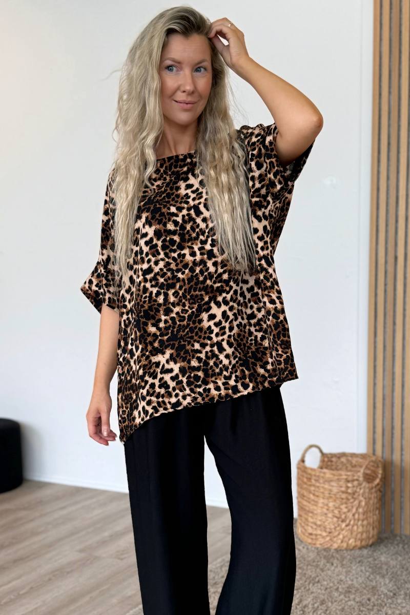 T-shirt m. knappdetalj, Leopard