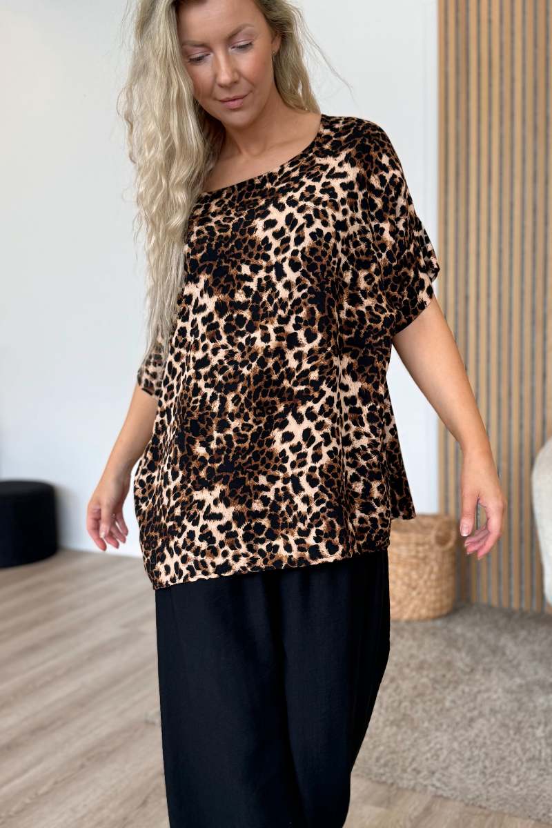 T-shirt m. knappdetalj, Leopard