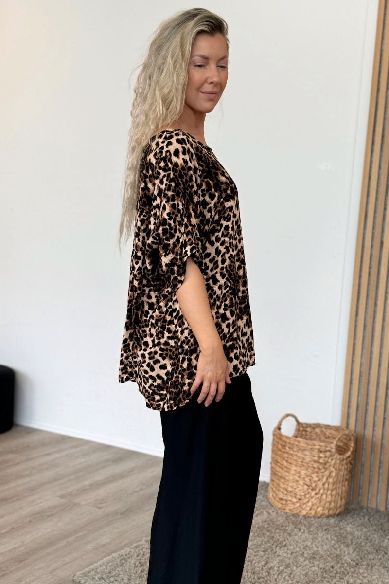 T-shirt m. knappdetalj, Leopard