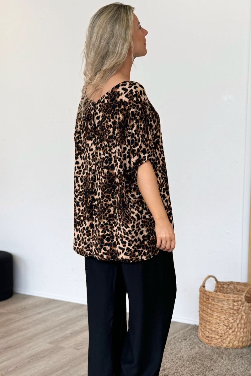 T-shirt m. knappdetalj, Leopard