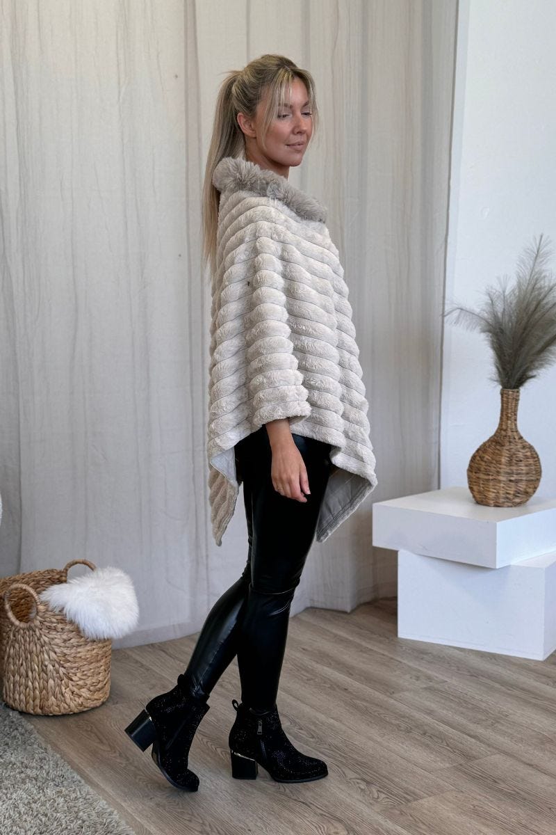 Poncho i fuskpäls, Beige