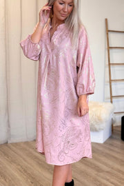 Løs tunika m. guld paisley print Rosa