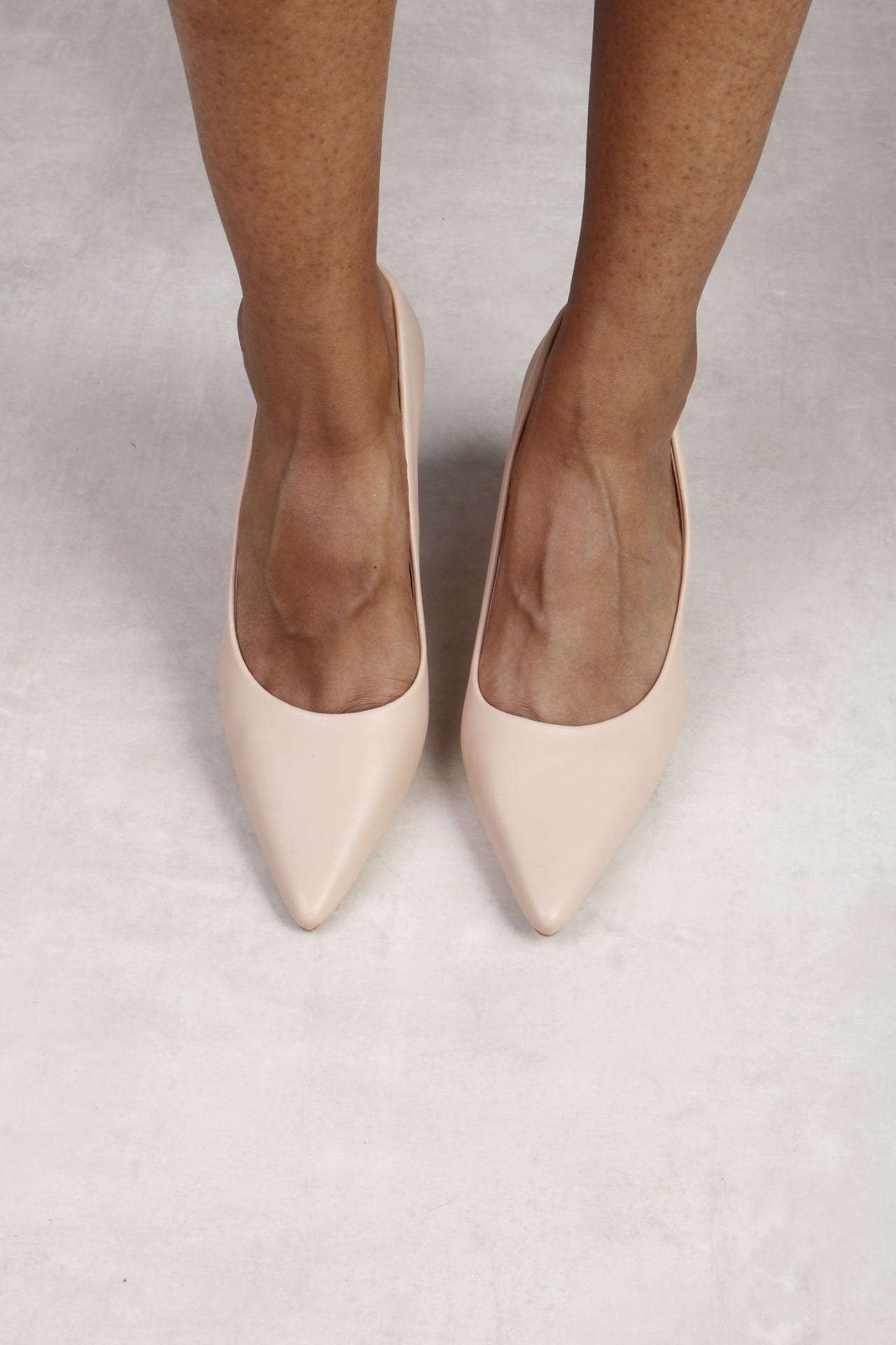 Spetsiga pumps i PU, Beige