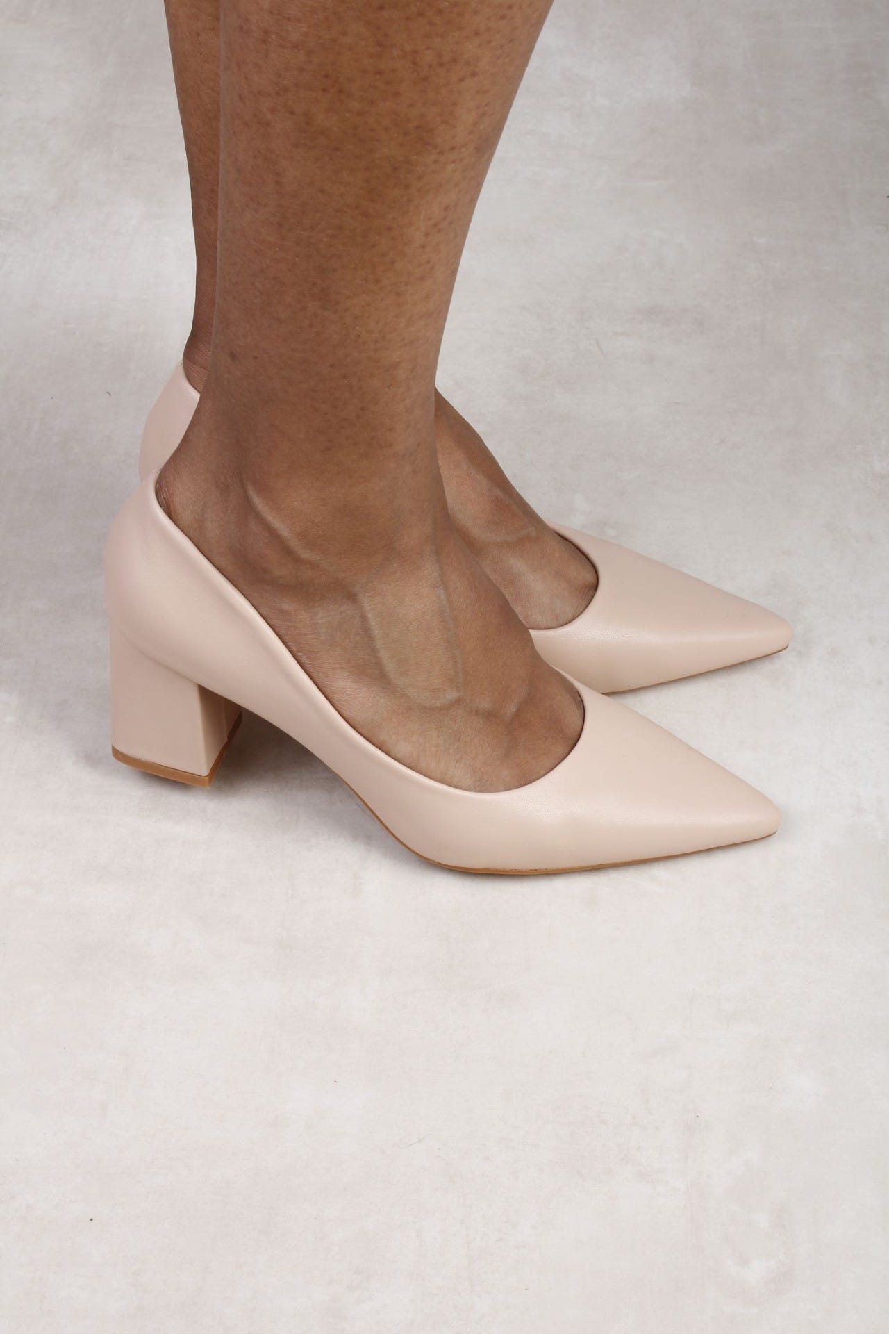 Spetsiga pumps i PU, Beige