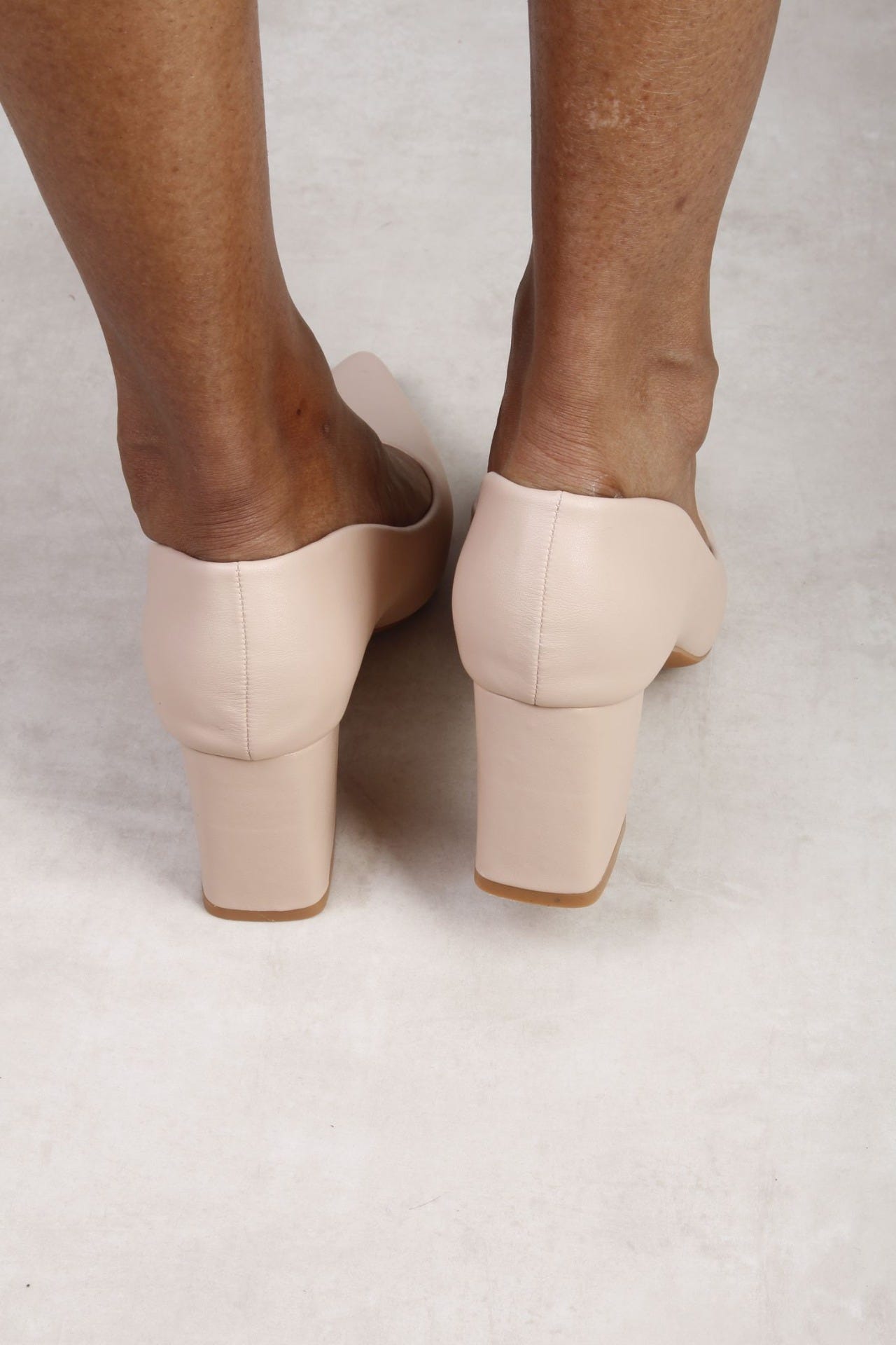 Spetsiga pumps i PU, Beige