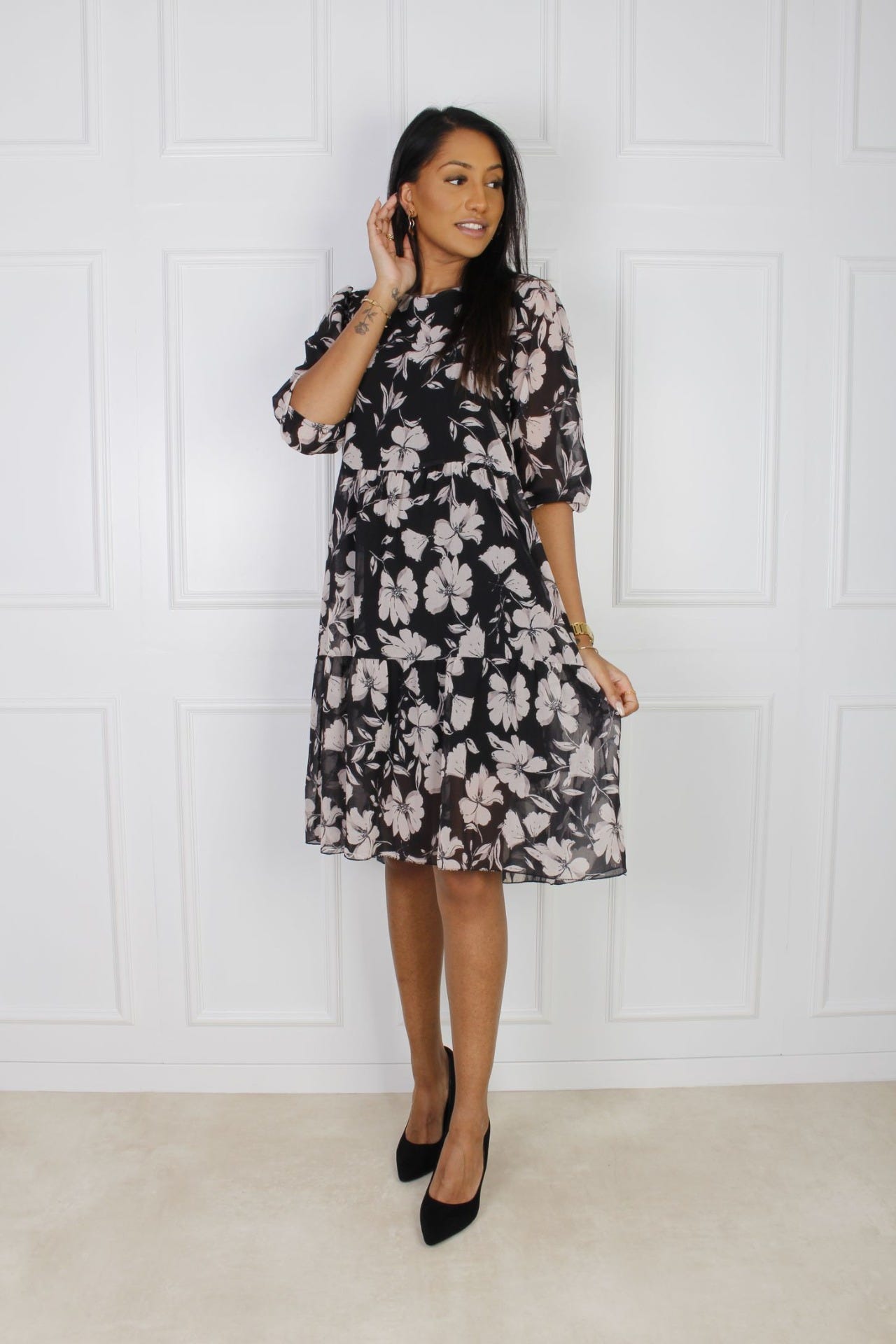 Lea kjole, sort m. lyst blomsterprint
