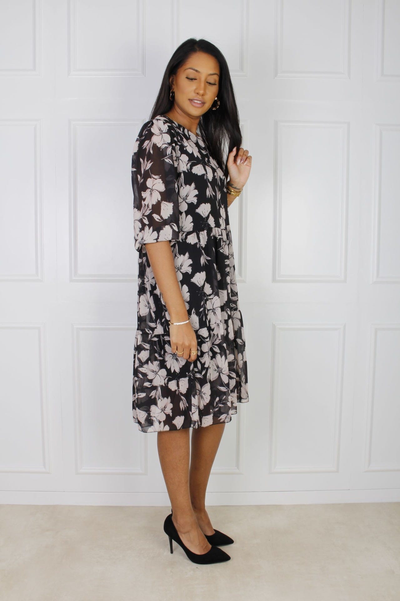 Lea kjole, sort m. lyst blomsterprint