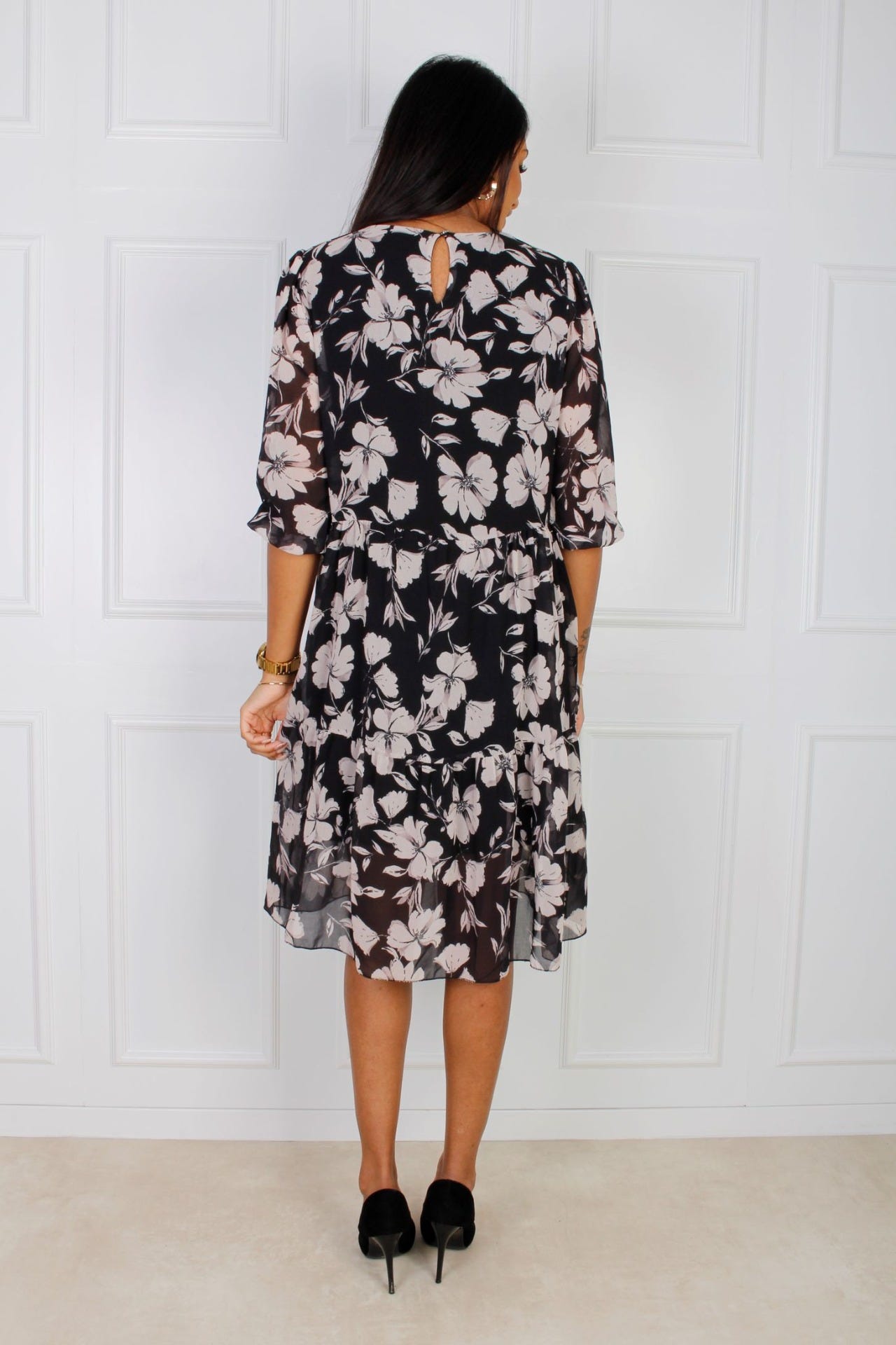 Lea kjole, sort m. lyst blomsterprint