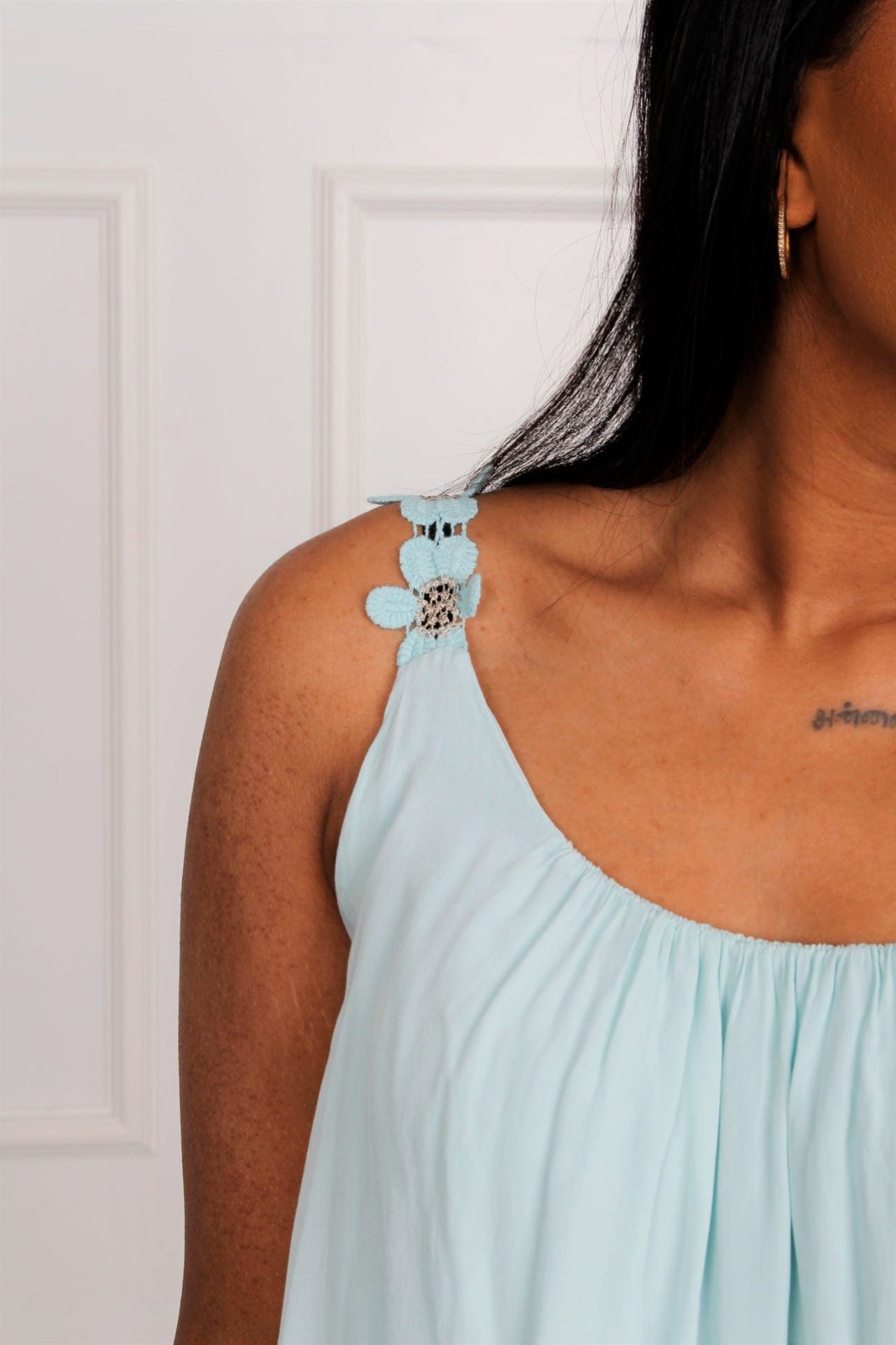 Line top med blomster stropper, mint