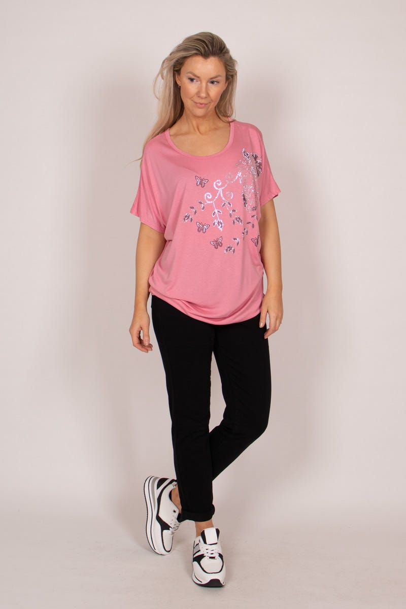 T-shirt m. blomster og sommerfuglemotiv Rosa