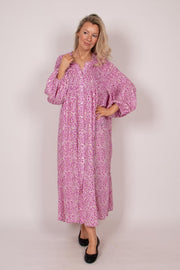 Lang smock kjole m. små blomster og guldprint fuchsia