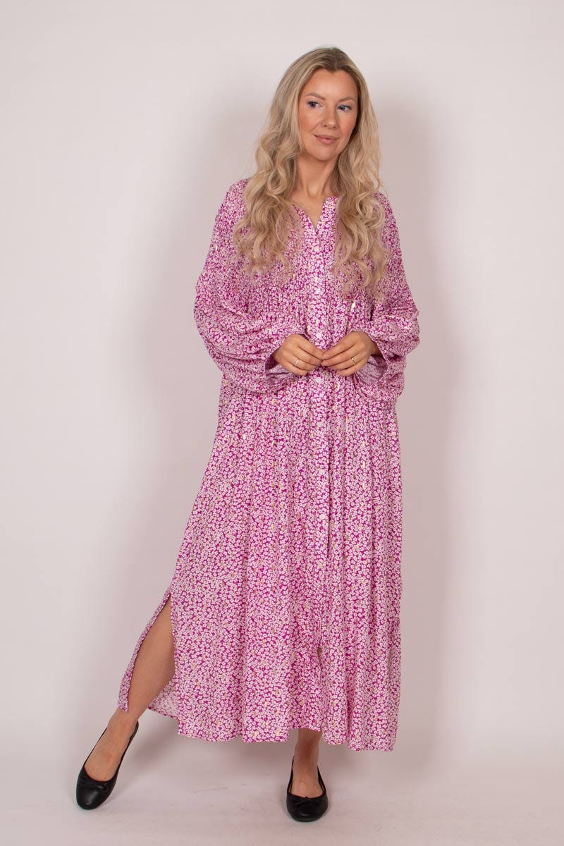 Lång smockklänning m. små blommor och guldprint, Fuchsia