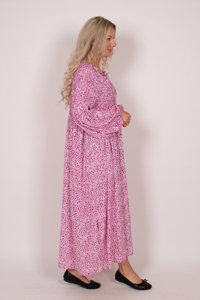 Lång smockklänning m. små blommor och guldprint, Fuchsia