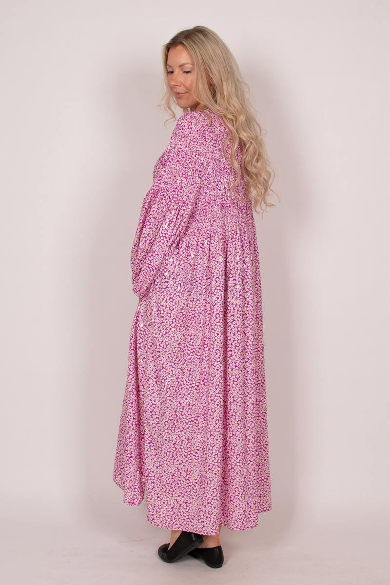 Lång smockklänning m. små blommor och guldprint, Fuchsia