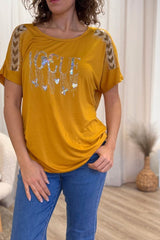 T-shirt med glittrande stenar och text Mustard