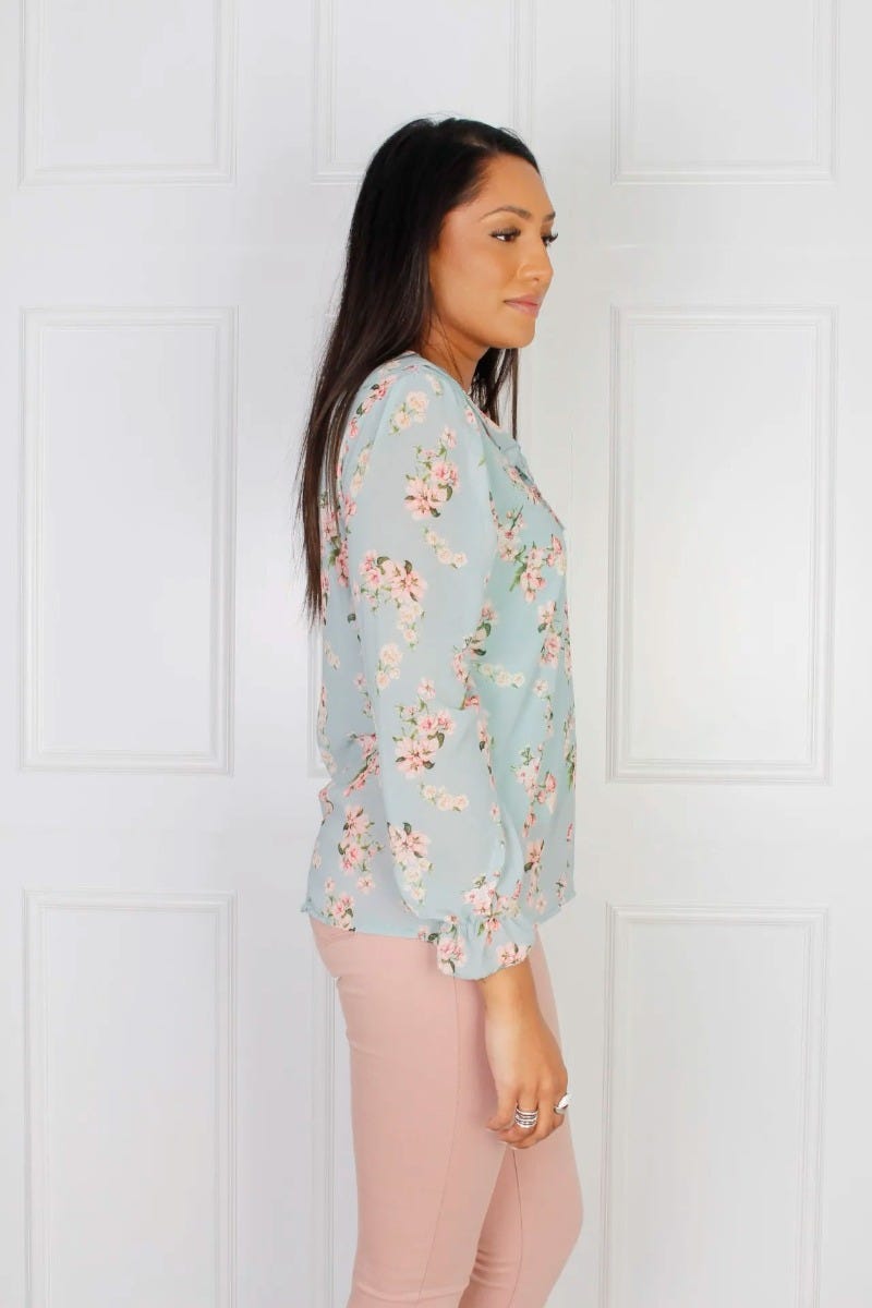 Bluse med flæse, grøn floral