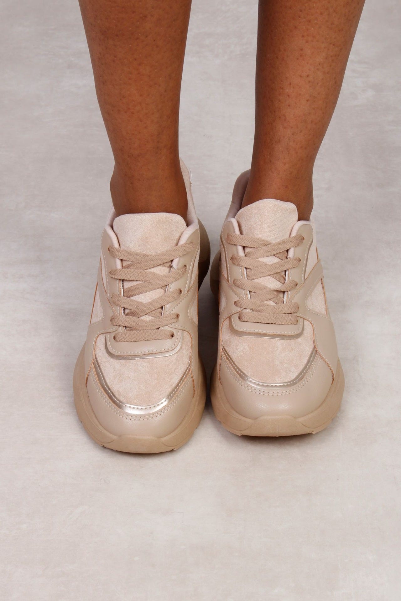 Sneakers m. gulddetaljer, Beige