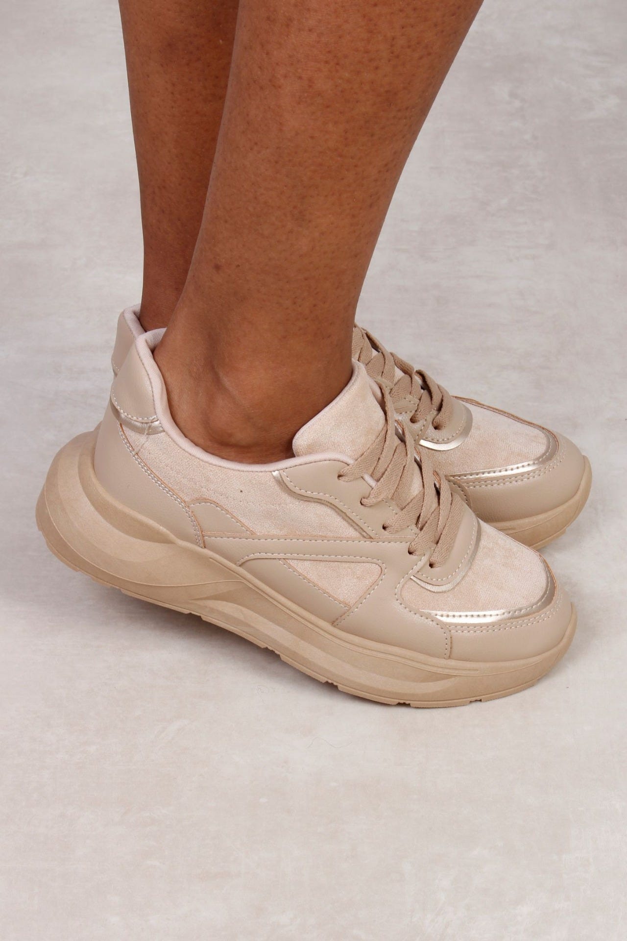 Sneakers m. gulddetaljer, Beige