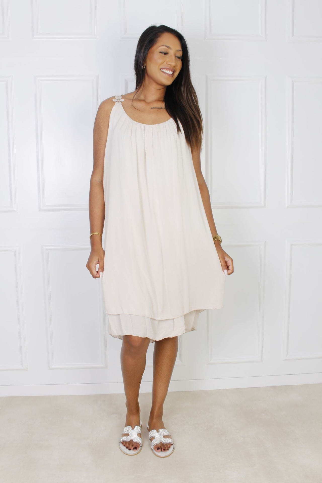 Line kjole med blomster stropper, beige