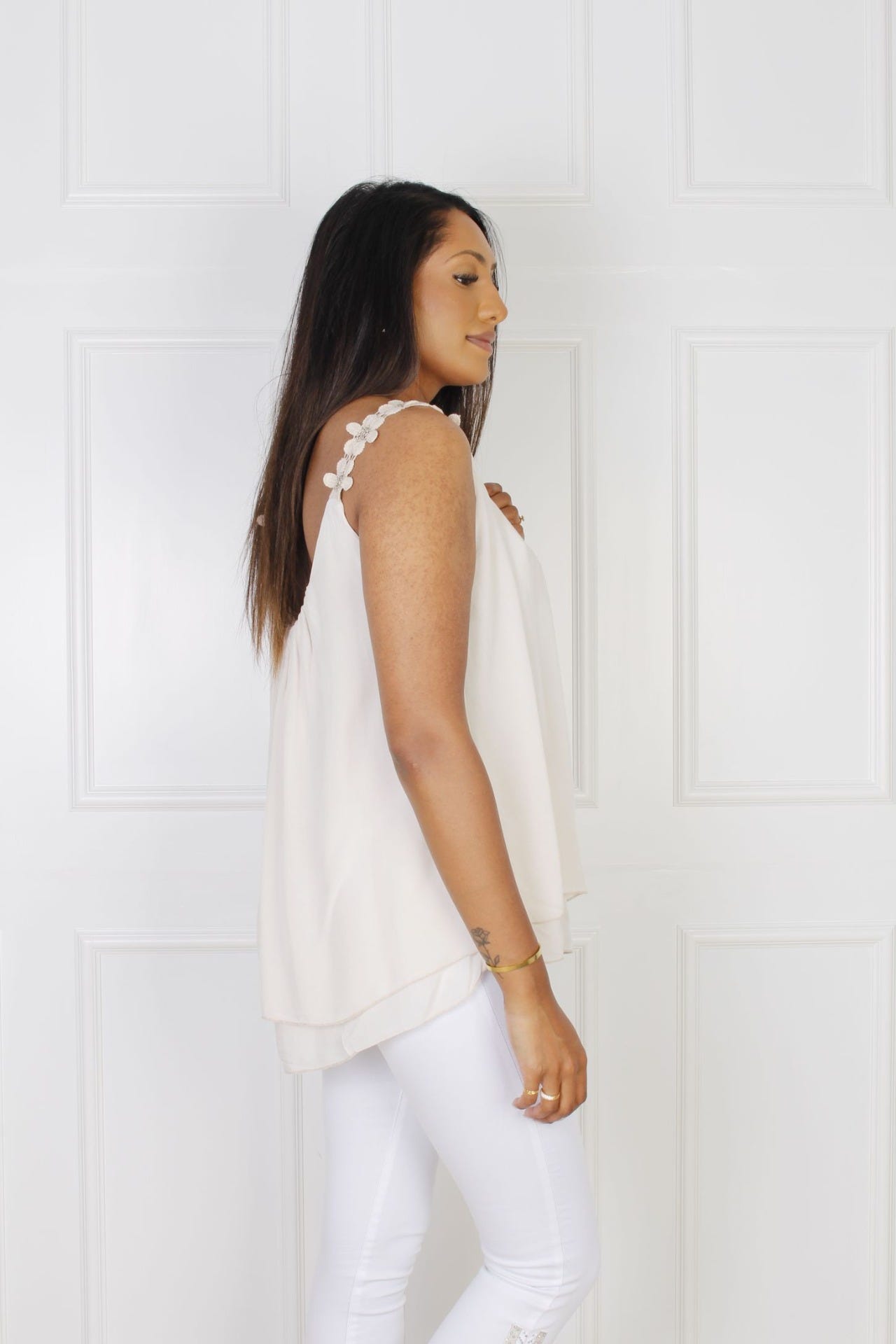 Line top m. blommiga axelband, Beige