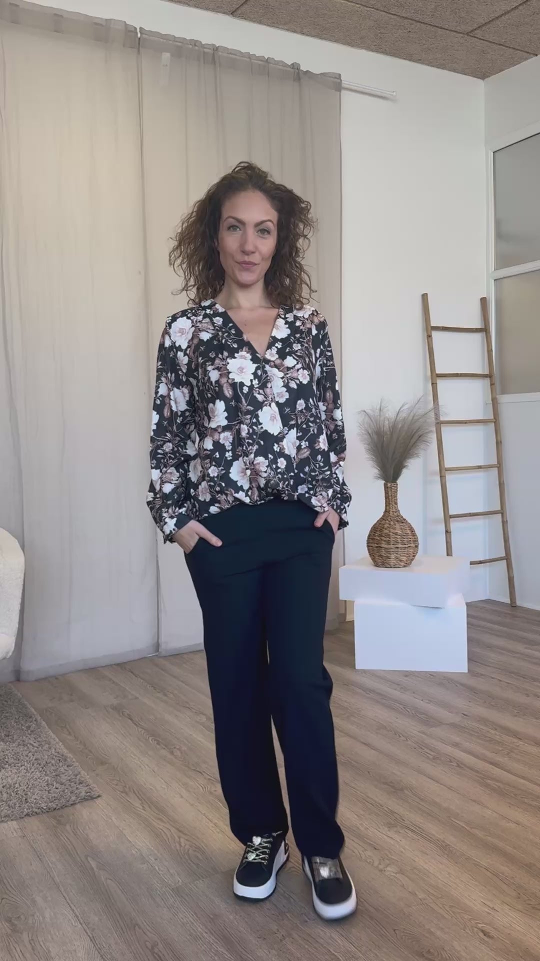 Ladda video: Crossover blus m. blommor Svart