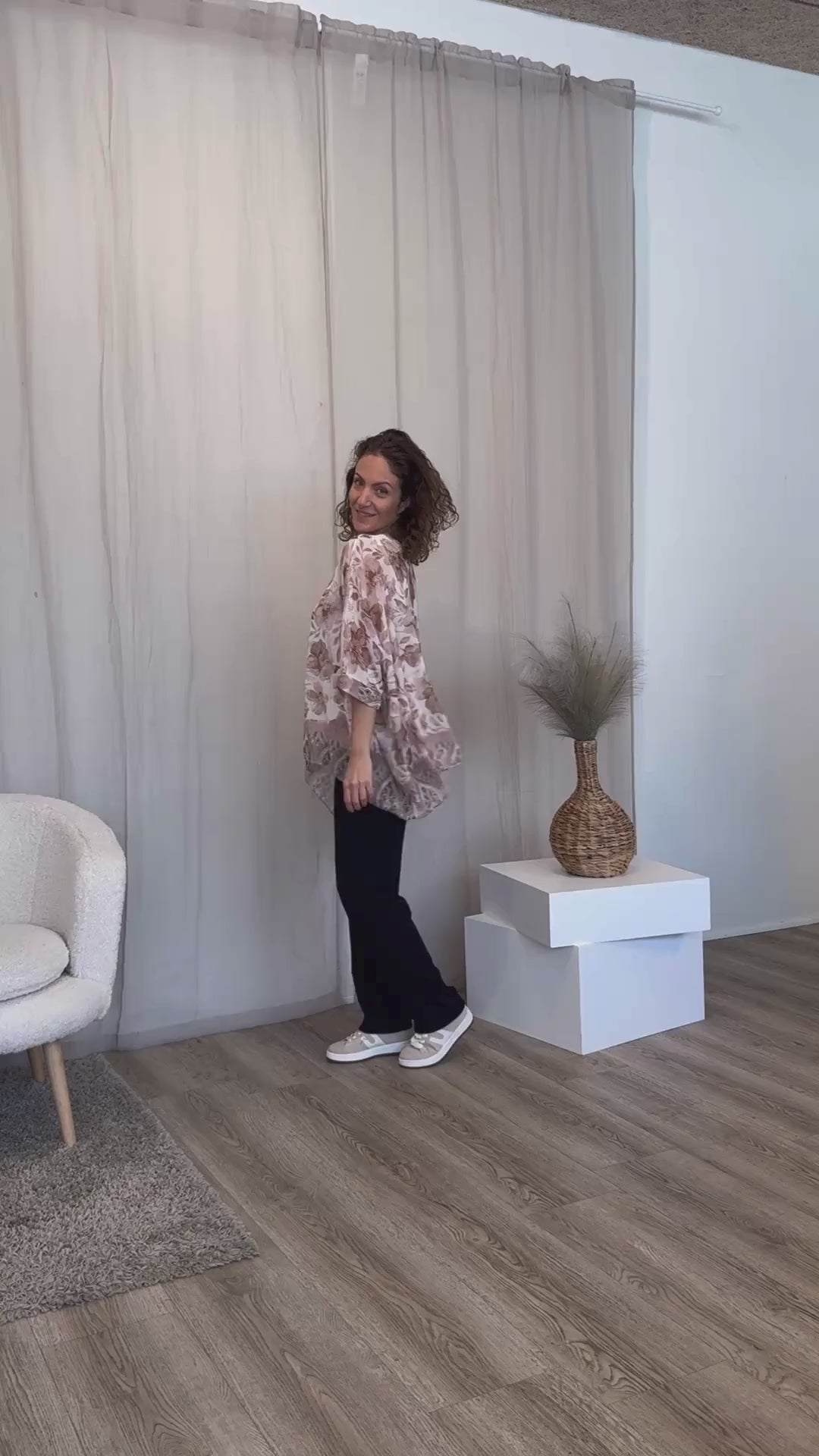 Ladda video: Tunika med blomstertryck, Beige