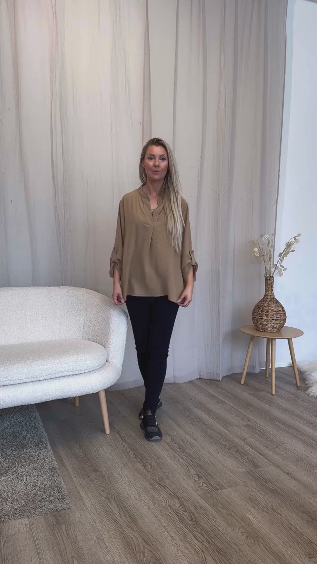 Ladda video: Adeline blus, Camel