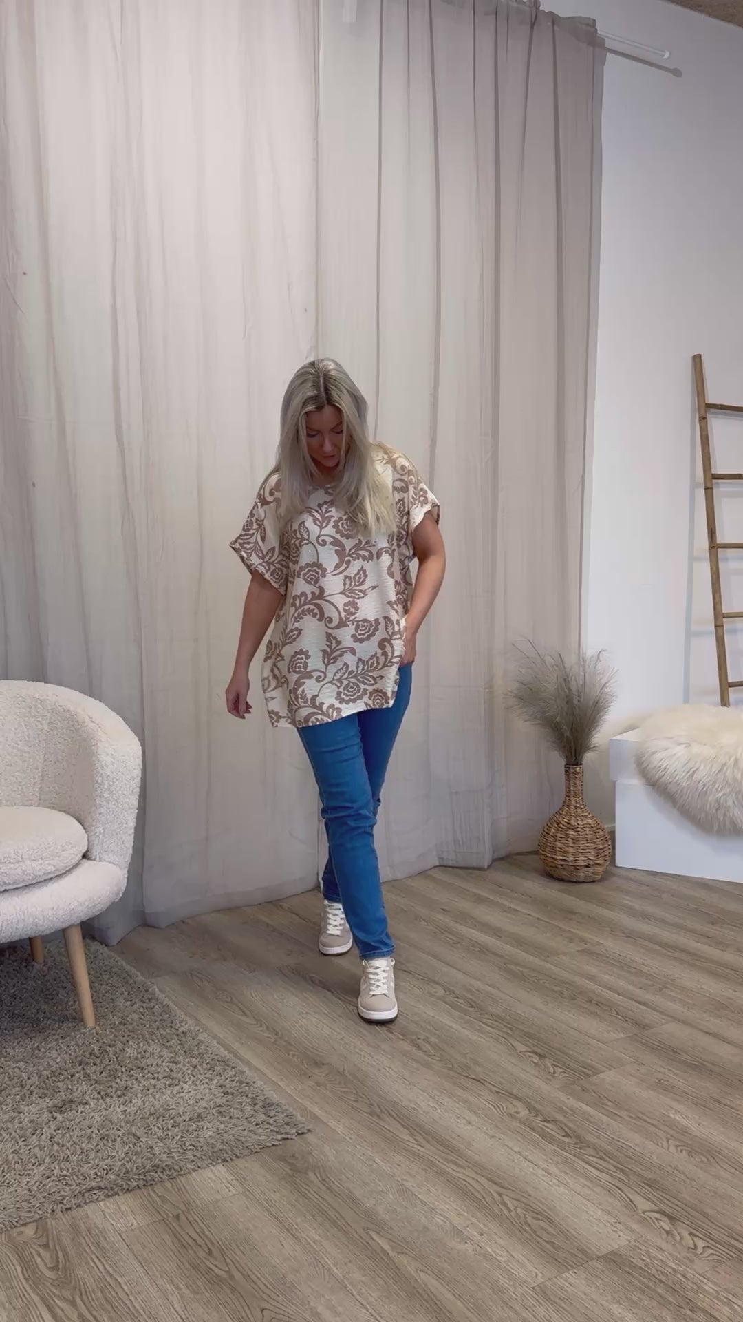 Ladda video: T-shirt m. blommor och glitterstenar Beige