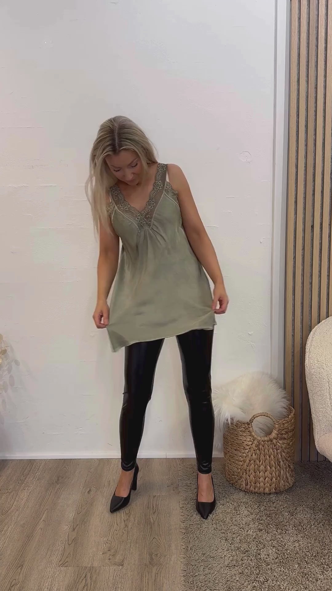 Ladda video: Lång topp m. spets, Khaki