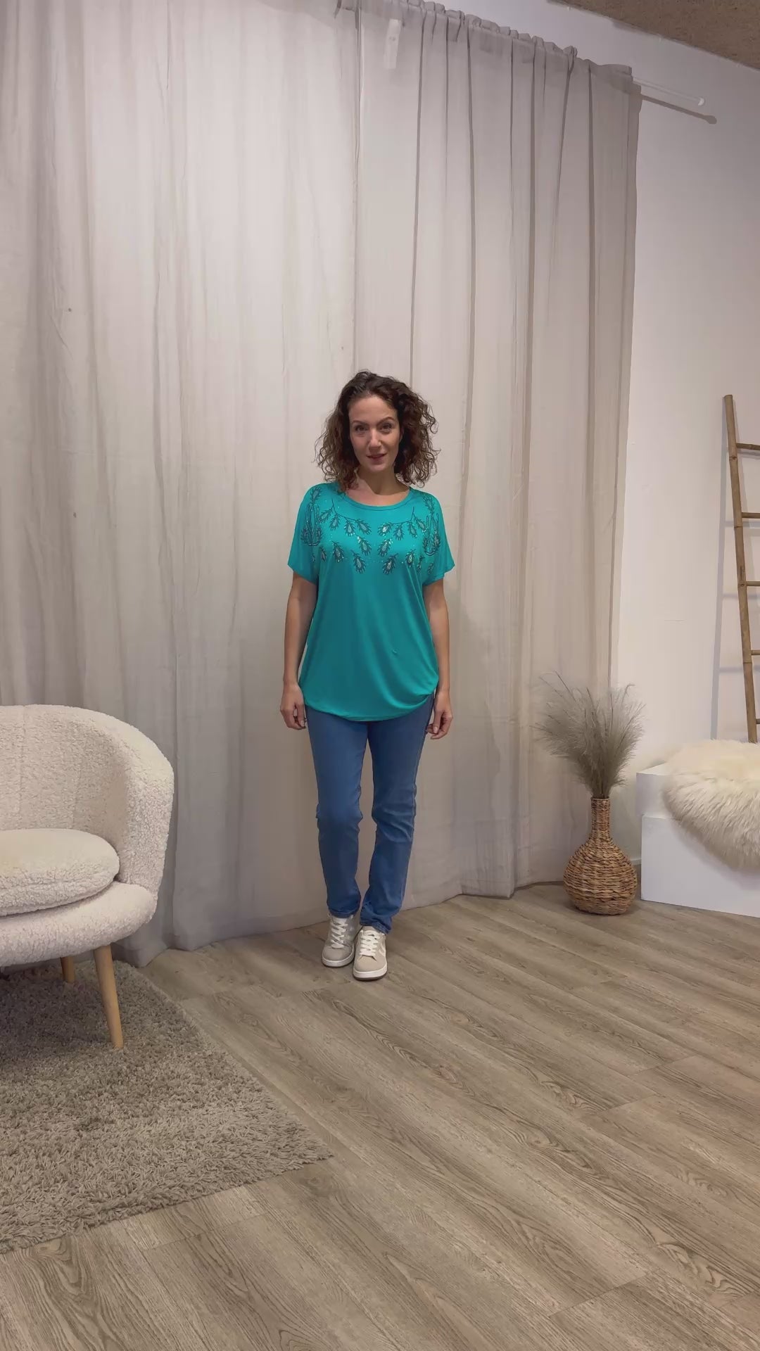 Ladda video: T-shirt med glittrande stenar Aqua