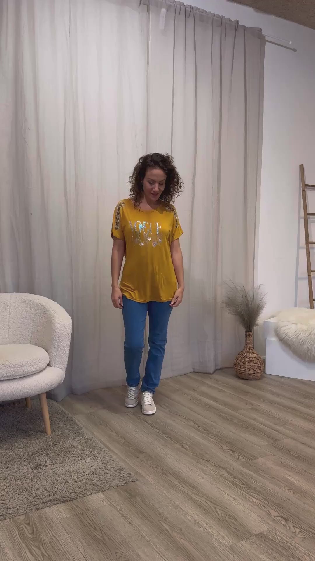 Ladda video: T-shirt med glittrande stenar och text Mustard