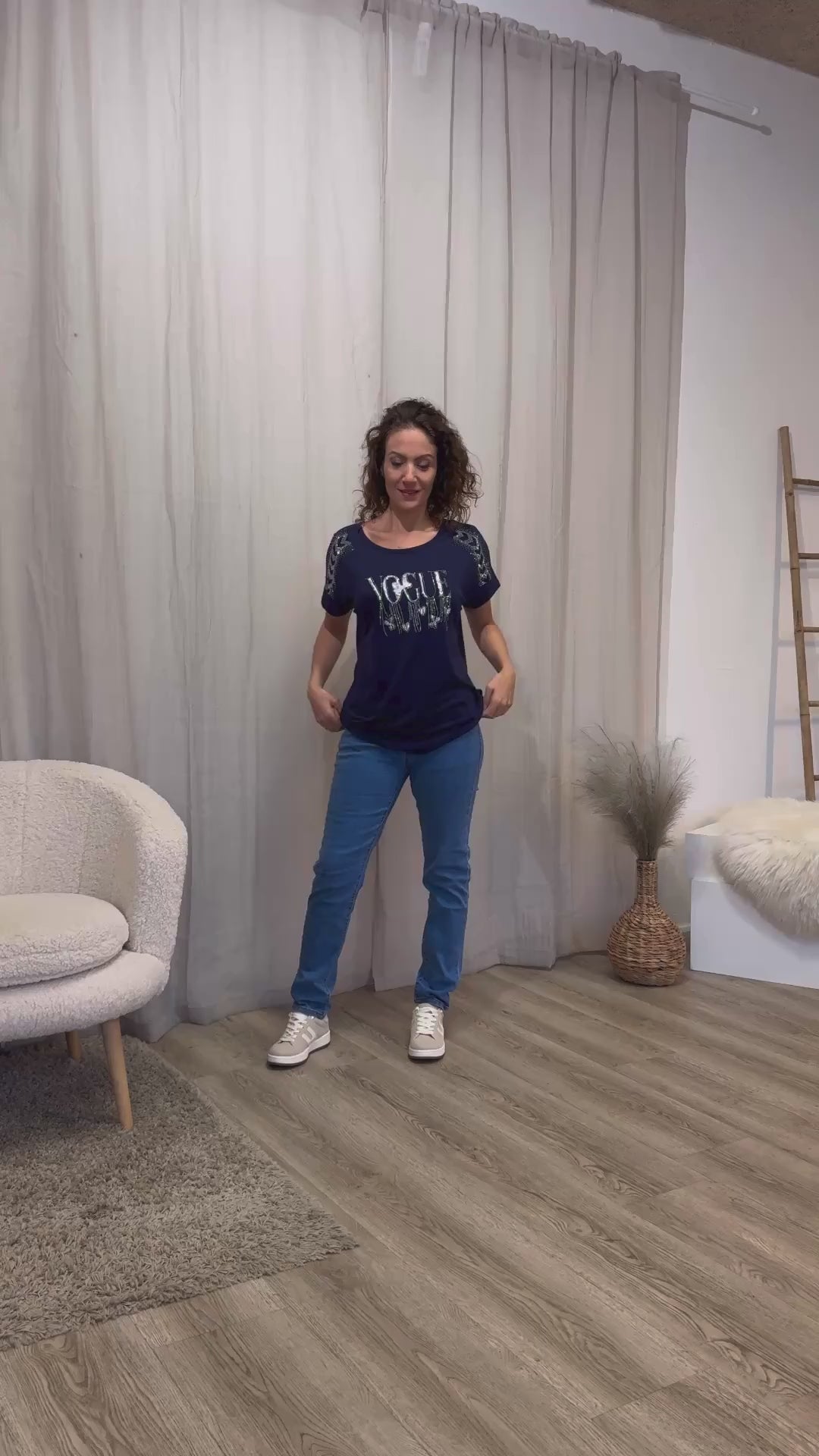 Ladda video: T-shirt med glittrande stenar och text Navy